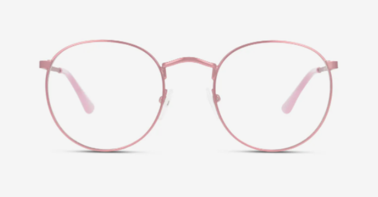 Runde John-Lennon-Brillenform trifft auf Puderrosa. Der Rahmen ist so filigran, dass die Farbe alles andere als aufdringlich wirkt und zu allem passt 