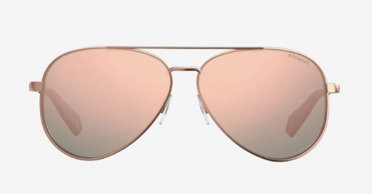 Pilotensonnenbrillen sind der Inbegriff von Coolness. Dieses Modell von Polaroid wird durch die rosa Farbgebung etwas abgesoftet 