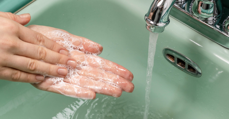 Bitte niemals vergessen: Hände waschen, bevor du mit Kontaktlinsen hantierst