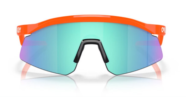 Sportsonnenbrille mit orangefarbenem Steg und Bügeln von Oakley 