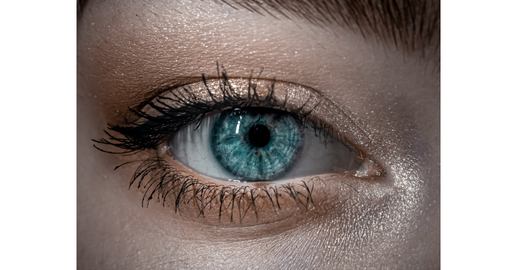 Heute einmal Lust auf blaue Augen? Mit farbigen Kontaktlinsen kein Problem.