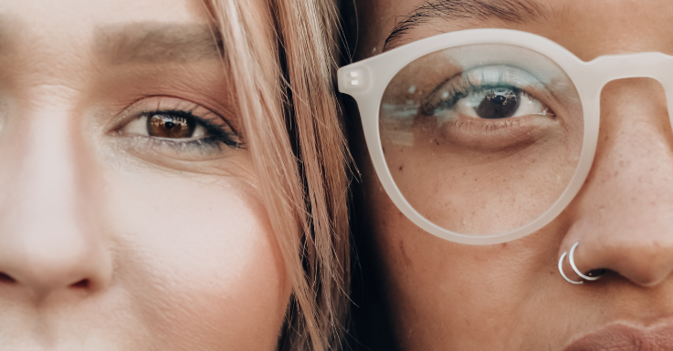 Brille oder Kontaktlinsen? Mit Tageslinsen lässt sich spontan switchen.