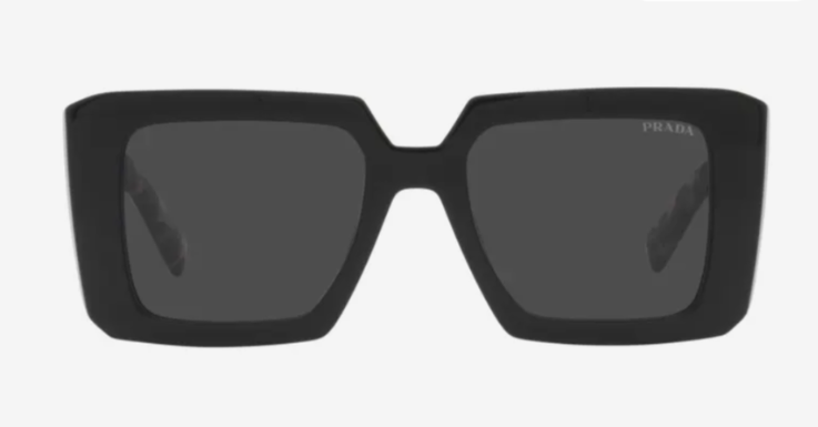 Große Gläser, dunkle Tönung: die ideale Strandsonnenbrille von Prada 