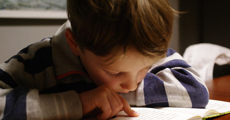 Muss euer Kind beim Lesen zu nah an die Schrift heran? Das kann ein Hinweis auf eine Sehschwäche sein. 