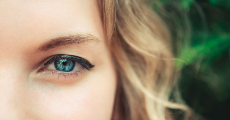 Mit Kontaktlinsen kommt Augen-Make-Up besser zur Geltung. 